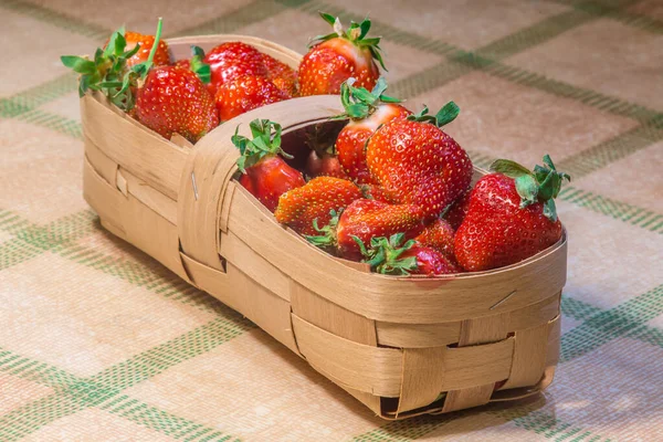 Reife Erdbeeren Nahaufnahme Weidenkorb — Stockfoto
