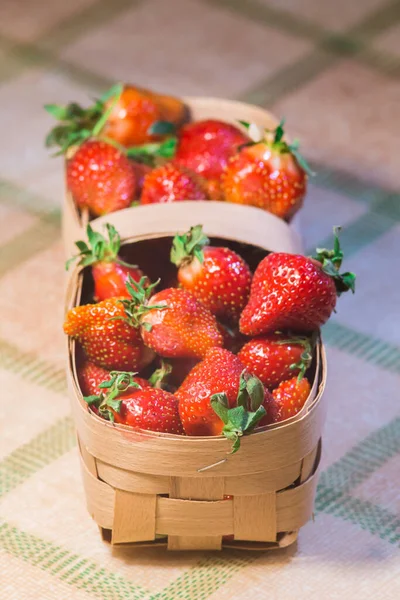 Frische Süße Erdbeeren Einer Weißen Schüssel Auf Weißem Hintergrund — Stockfoto