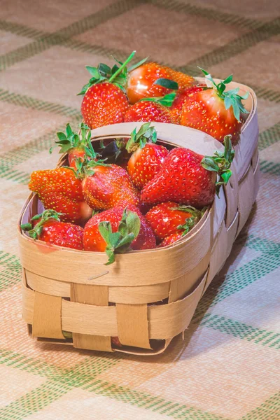 在白色背景的白色碗里放新鲜的甜草莓 — 图库照片