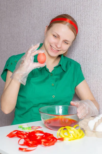 Beautiful Blonde Girl Red Satin Headband Bright Green Shirt Sits — Stock Photo, Image