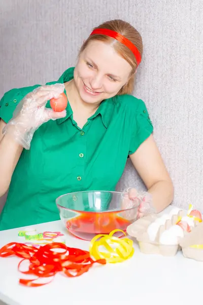 Beautiful Blonde Girl Red Satin Headband Bright Green Shirt Sits — Stock Photo, Image