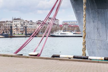 Demir atmak için halat. Gemi rıhtıma bağlı..