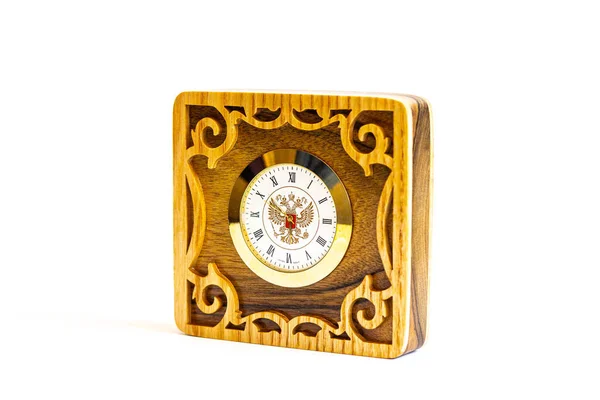 白い背景にパターンとロシアの紋章を持つ手作りの木製の時計 — ストック写真