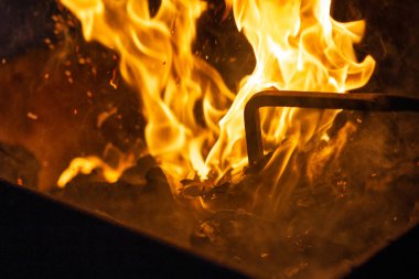 Siyah arka planda ateş alevleri yakın plan