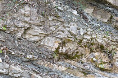 Manzaralı çok renkli dağ doğası. Güzel gri-turuncu ve kahverengi kayalar. Değişik bir dağın yakın plan görüntüsü.