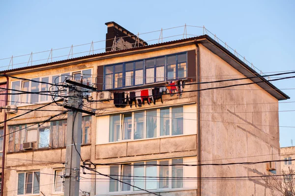 Natte Droogt Een Touw Achter Balkonbalustrade Van Een Oud Peeling — Stockfoto