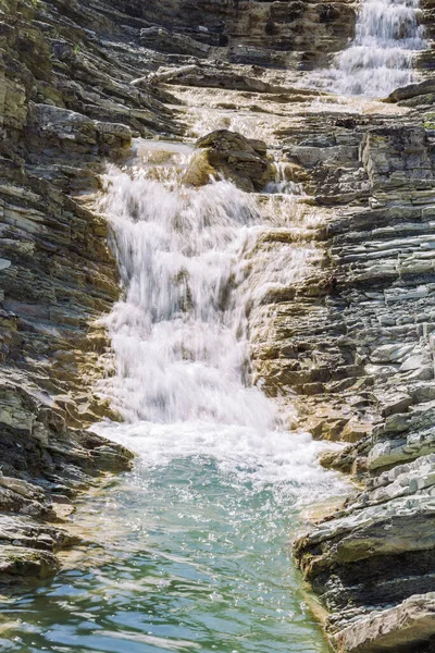 Голубая Вода Стекает Серых Камней Водопада Летом Крупным Планом — стоковое фото