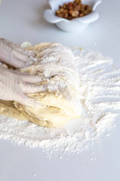 Kneading Ciasto Mąki Rodzynki Białym Stole Zbliżenie — Zdjęcie stockowe