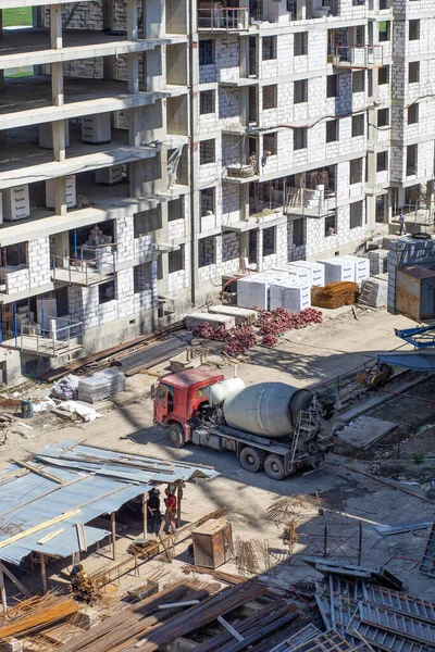 Hydraulische Hijskranen Arbeiders Die Beton Fundering Worden Gebracht Cement Gieten — Stockfoto