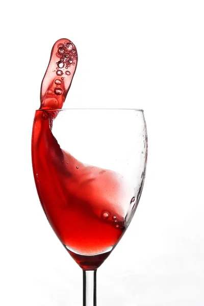 Spritzer Rotwein Glaskelch Isoliert Auf Weißem Grund — Stockfoto