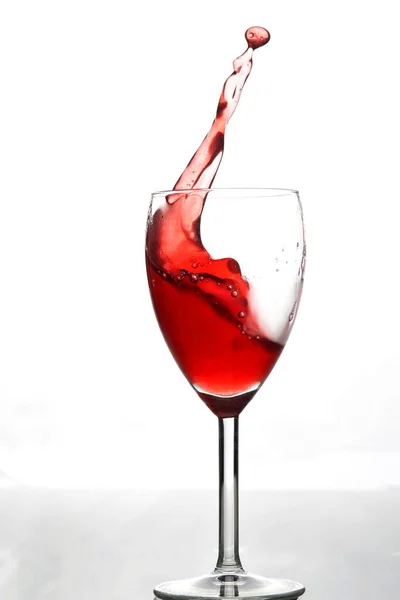 Schizzo Vino Rosso Calice Vetro Isolato Bianco — Foto Stock