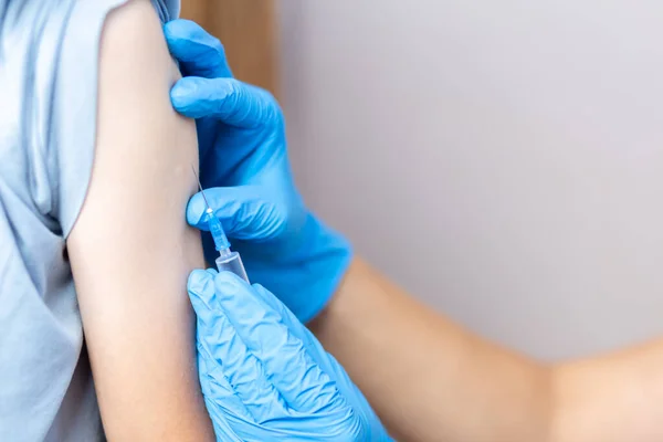 Handen Van Een Verpleegster Blauwe Handschoenen Injecteert Een Vaccin Een — Stockfoto