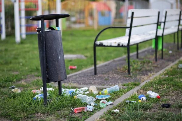 Çöp, çöpte plastik, çöp kutusunda bir sürü plastik çöp, kovanın yanında çimen.