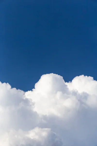 Білосніжні Пухнасті Хмари Блакитному Небі — стокове фото