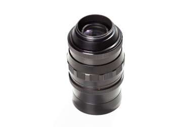 Beyaz arka planda siyah eski model kamera lensi.