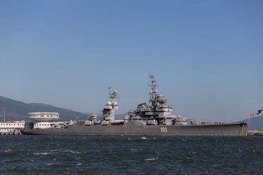 Novorossiysk, Rusya - 09 Temmuz 202 - Kruvazör Mikhail Kutuzov - müze gemisi. Yakın plan. Novorossiysk Ticaret Limanı 'nın bulanık arka planına karşı iskelede bir savaş gemisi.