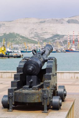 Rusya, Krasnodar Bölgesi, Novorossiysk 22 Nisan 2021. Eski top setin üzerinde denize bakıyor.