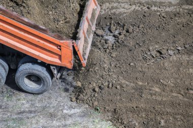 İnşaat alanına çöp kamyonu toprak boşaltıyor..