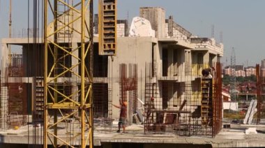 Rusya, Krasnodar - 05 Ağustos 2021. İnşaatçı evin çevresindeki resmi işlerin kurulmasına yardımcı olur.