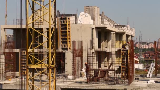 Russia, Krasnodar - 05 August 2021. The builder helps to install the formwork around the perimeter of the house. — 图库视频影像