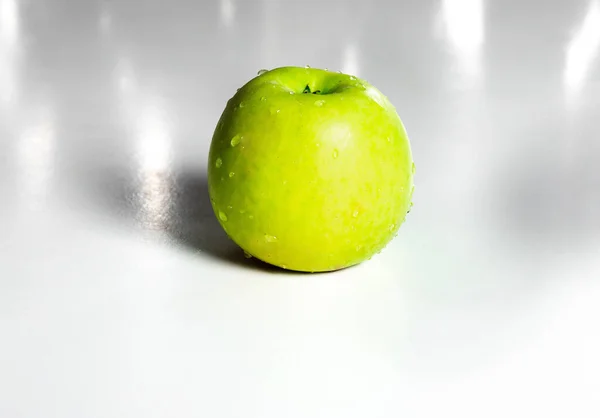 Maçã Verde Isolada Com Gota Orvalho Mesa Branca — Fotografia de Stock