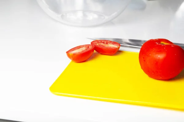 Tomates Hachées Couteau Sur Planche Découper Jaune — Photo