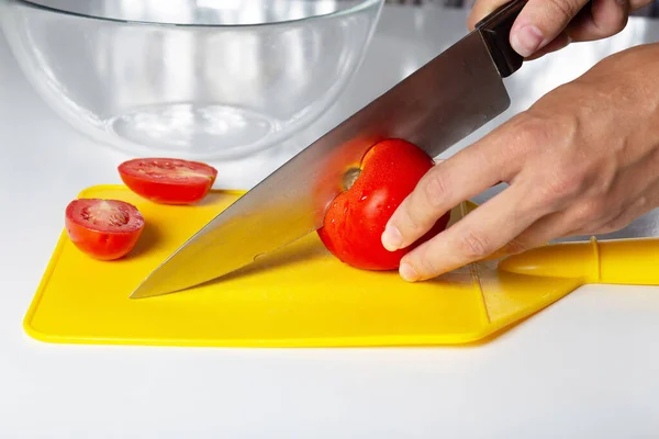 Mains Féminines Avec Couteau Couper Une Tomate Sur Une Planche — Photo