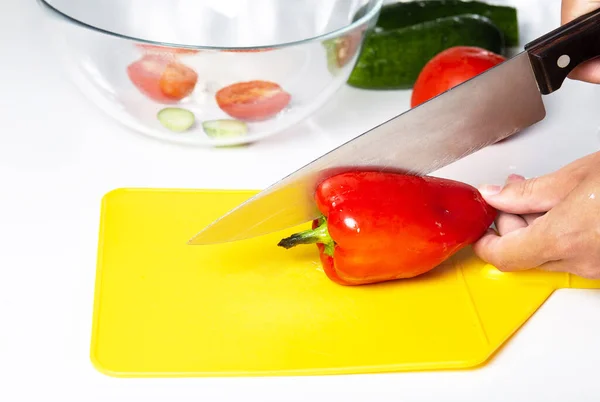 Mani Femminili Con Coltello Tagliato Pepe Rosso Tagliere Giallo — Foto Stock