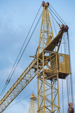 Hidrolik kaldıracı olan kule vinçleri. Yeni bir konut inşaatı için kule vinçleri.