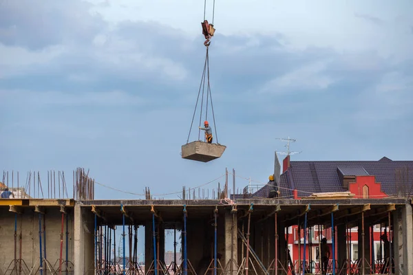 Hydraulische Giekheftorenkranen Arbeiders Gieten Beton Fundering — Stockfoto