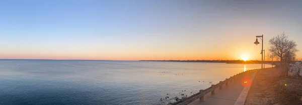 Güzel Günbatımı Manzarası ve Renkli Mavi Gökyüzü Arkaplan Fotoğrafı