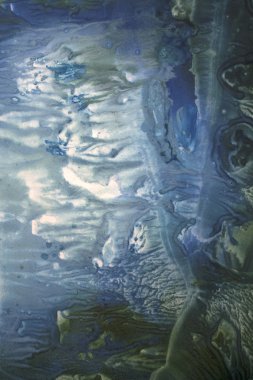 parlak sulu boya lekeleri