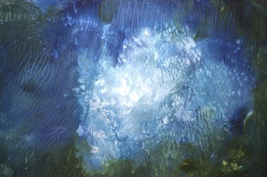 parlak sulu boya lekeleri