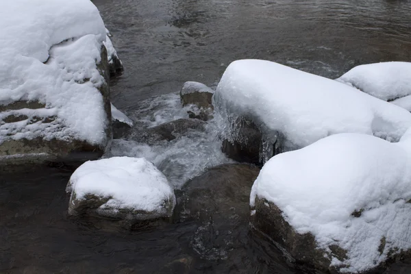 Gelo e neve em um rio congelado Fotografia De Stock