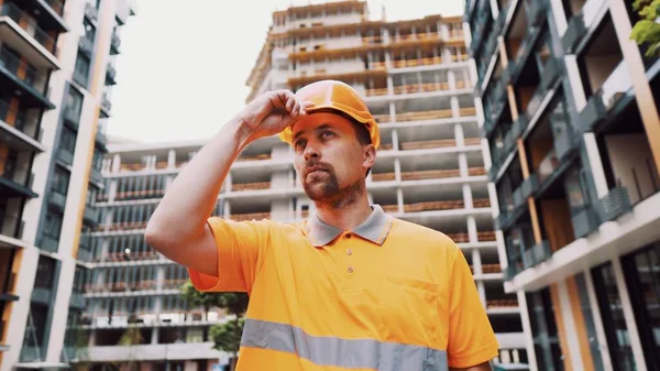 Trabalhador Construção Civil Colocar Capacete Segurança Local Trabalho Segurança Primeiro — Fotografia de Stock