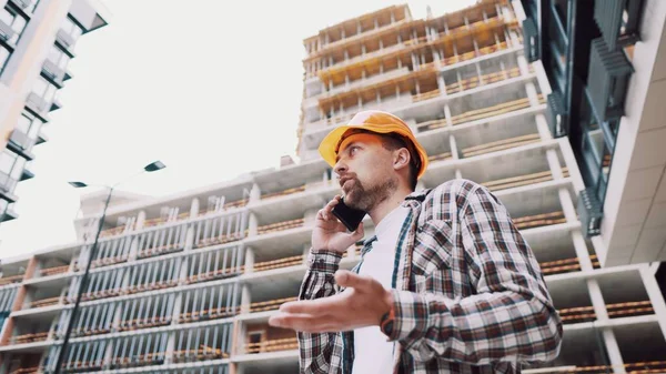 Engenheiro Falar Telefone Arquiteto Usando Telefone Canteiro Obras Controlo Chamadas — Fotografia de Stock