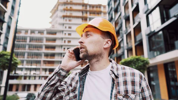 Engenheiro Falar Telefone Arquiteto Usando Telefone Canteiro Obras Controlo Chamadas — Fotografia de Stock