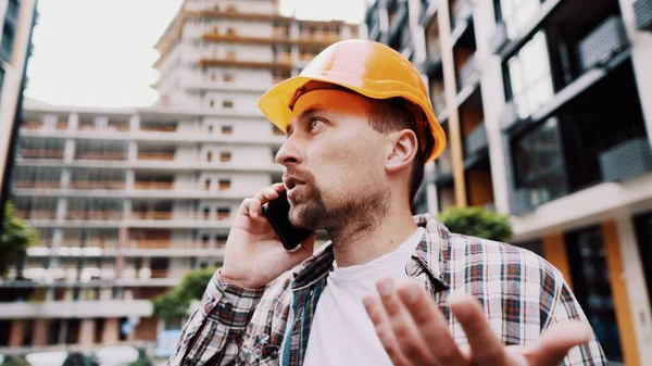 Trabalhador Construção Masculino Caucasiano Chapéu Duro Laranja Camisa Xadrez Falando — Fotografia de Stock