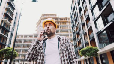 İşinin son teslim tarihinden memnun olmayan kızgın müteahhit inşaat sahasının telefon geçmişinde ustabaşıyla konuşurken stres altında küfür ediyor. Hortlak mimar, inşaat mühendisi cep telefonuyla konuşuyor..