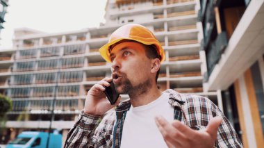 İşinin son teslim tarihinden memnun olmayan kızgın müteahhit inşaat sahasının telefon geçmişinde ustabaşıyla konuşurken stres altında küfür ediyor. Hortlak mimar, inşaat mühendisi cep telefonuyla konuşuyor..