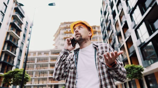 Architecte Masculin Colère Orange Hard Hat Parle Jure Sur Téléphone — Photo