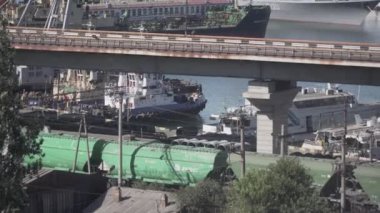 Ukrayna. Odessa.11 Ağustos 2020. Panoramik yatay manzara güneşli yaz günü limanın büyük sanayi merkezi ve geliştirilmiş ulaşım lojistik sistemi, bir yük treni hareketi çerçevesinde.