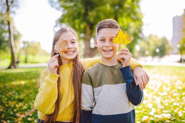 Vänskap Mellan Syskon Syskon Tillsammans Utanför Med Ljusa Färgade Bakgrund — Stockfoto