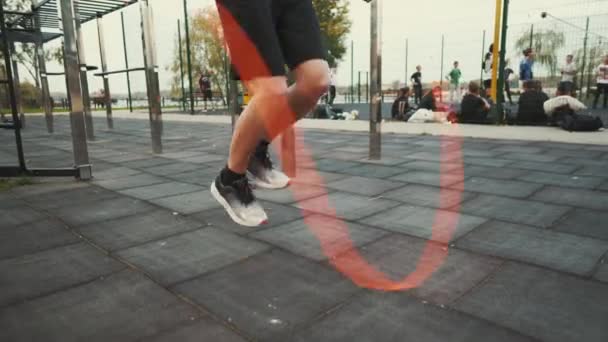 Un atleta impara a saltare la corda su un campo sportivo all'aperto della città. Caloria veloce esercizio cardio bruciore. Uomo su urban fuori palestra allenamento e fitness corda da salto. Sport, formazione e stile di vita — Video Stock