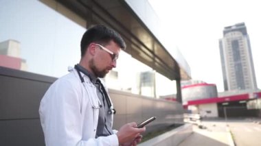 Beyaz önlüklü genç Kafkasyalı pratisyen, tatilde kliniğin dışına çıkar ve akıllı telefon kullanır. Telefonda internette sörf yapan bir doktor. Tıp çalışanı akıllı telefona mesaj atıyor.