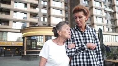 Aile değerleri kavramı. Yaşlı annesiyle birlikte bunamış, kucaklayan ve gülümseyen yaşlı bir bayan. Kızı olan mutlu, yaşlı bir kadın. Yaşlanmış, akıl hastası. Yaşlandıkça roller değişir.