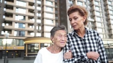 Büyük anne ve yetişkin kızı şehir dışında birlikte vakit geçiriyorlar. Genç ve yaşlı kadınlar birbirlerine sarılıyor, sohbet ediyor ve gülüyorlar. Aile ilişkisi kavramı