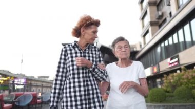 Aile değerleri kavramı. Yaşlı annesiyle birlikte bunamış, kucaklayan ve gülümseyen yaşlı bir bayan. Kızı olan mutlu, yaşlı bir kadın. Yaşlanmış, akıl hastası. Yaşlandıkça roller değişir.