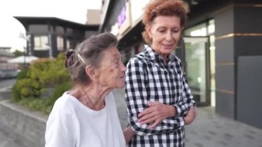 Büyük anne ve yetişkin kızı şehir dışında birlikte vakit geçiriyorlar. Genç ve yaşlı kadınlar birbirlerine sarılıyor, sohbet ediyor ve gülüyorlar. Aile ilişkisi kavramı