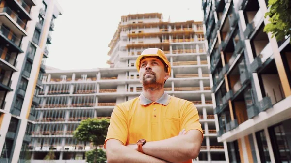 Joven Constructor Caucásico Con Brazos Cruzados Casco Seguridad Uniforme Reflectante —  Fotos de Stock